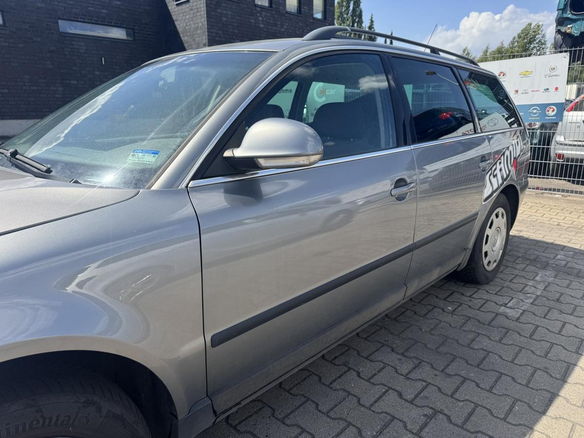 VW Passat 3BG original T&uuml;r vorn links LD7W Urban Grey Metallic Rohbau Bj.2004